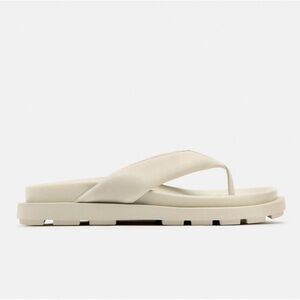 NWT. Zara Off White Quilted Flat Sandals. Size 6.